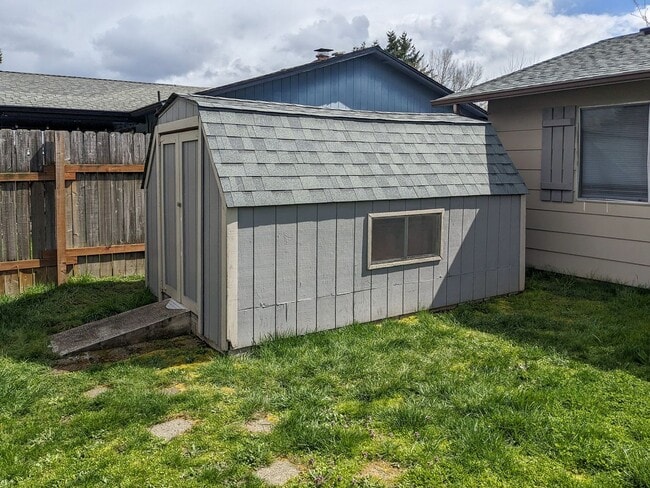 Building Photo - 1613 River Rock Dr NE