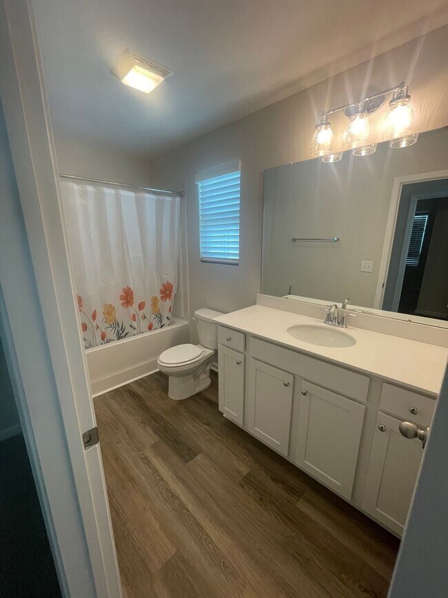 Building Photo - 3 BR Home in River Oaks!