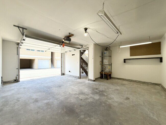 Building Photo - Spacious Townhome in Quail Ridge
