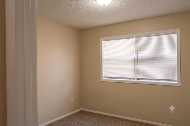 Building Photo - Spacious 3 Bedroom