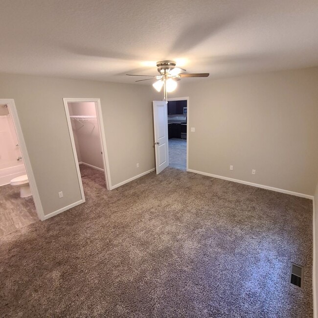 Building Photo - Knoxville 37917 - 3 bedroom,  2 bath home - Call Sharon Arnwine 865-313-7215 (cell) or 865-693-32...