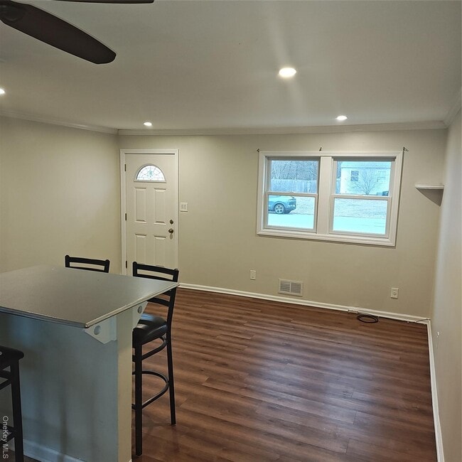 Building Photo - 909 Provost Ave