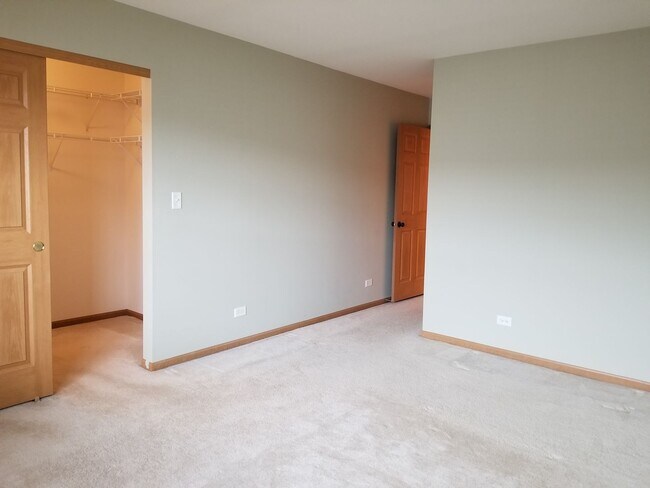 Building Photo - North Naperville Two Bedroom