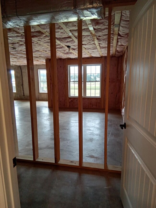 Building Photo - Patio Townhome Located 1 Block from Bedfor...