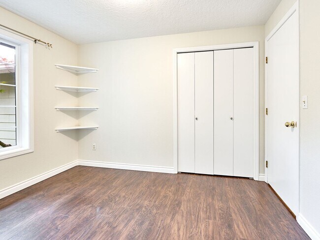 Building Photo - 3 bed, 2 bath single-level home in South Salem