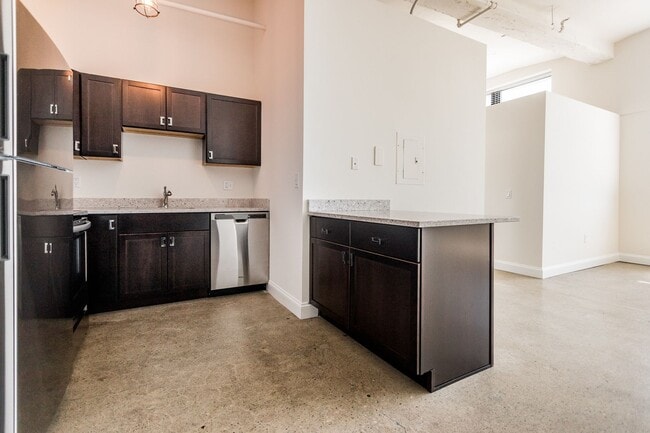 Building Photo - Loft Style One Bed