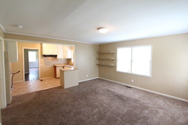Building Photo - 3 Bedroom 1 Bath PLUS Large Den - New On T...