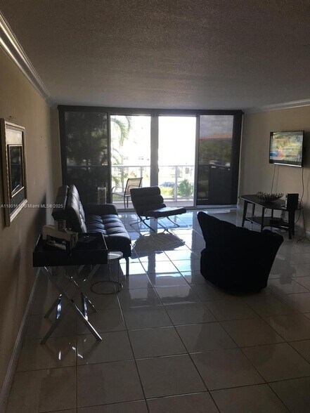 Building Photo - 3140 S Ocean Dr