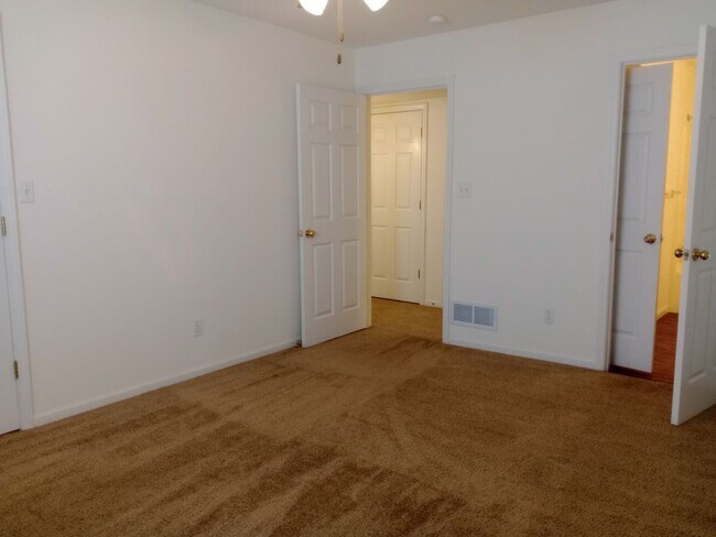 Building Photo - 1729-1731-1731 Louise Cir