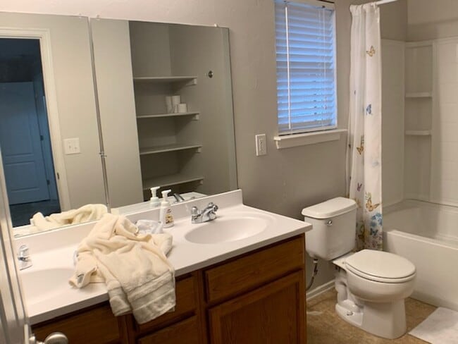 Building Photo - Newer 3 Bedroom off I-240