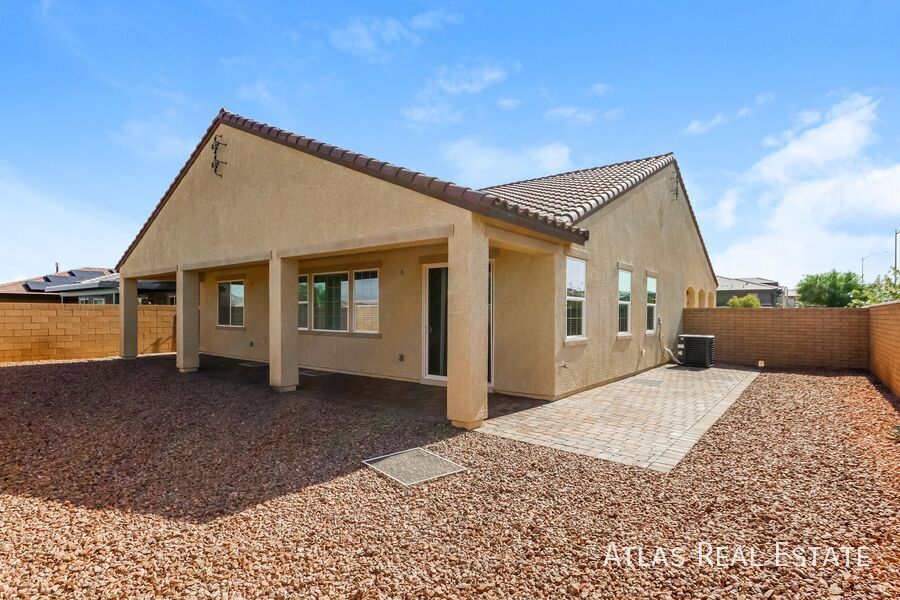 Building Photo - 577 Comodo St