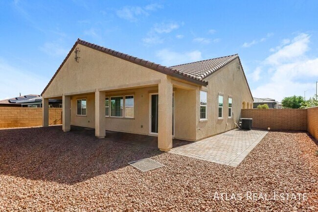 Building Photo - 577 Comodo St