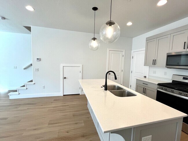 Building Photo - Townhome in Woodland Estates - Pool Access