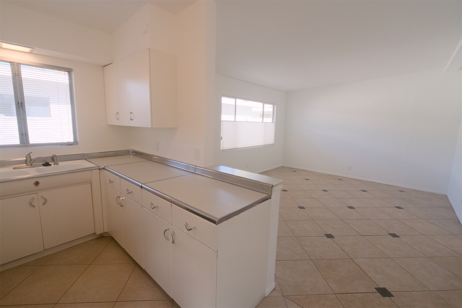 Building Photo - 975 E Camino Parocela