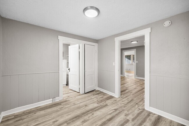 Building Photo - $25 Drive by & Apply for Beds 2 Bath House...