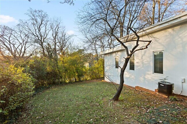 Building Photo - 935 Custer Ave SE