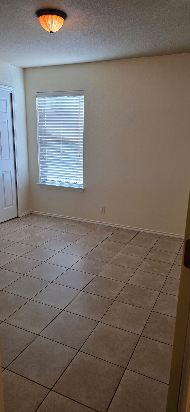 Building Photo - 419 Dolly Dr