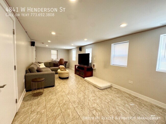 Building Photo - 4841 W Henderson St