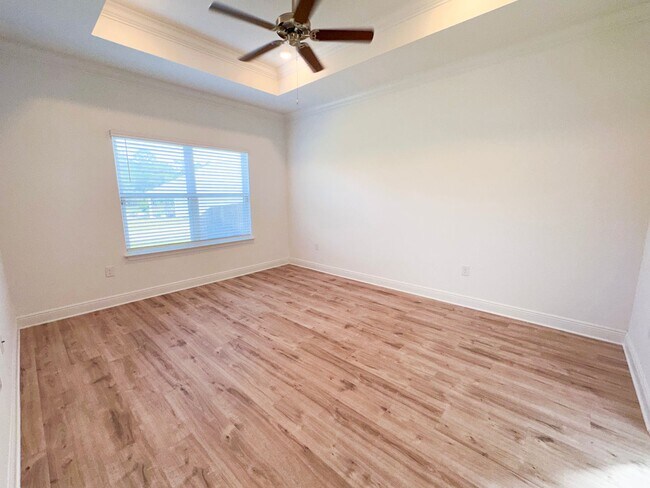 Building Photo - Single story 4 bedroom 2 bath home in Pres...