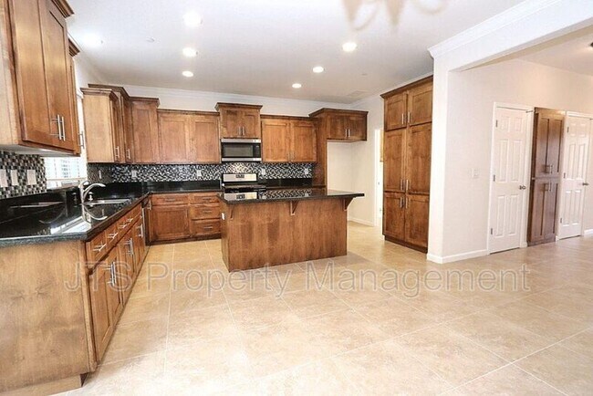 Building Photo - 9200 Rioja St