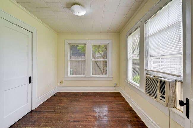 Building Photo - Charming 3-Bedroom Cottage in The Heights