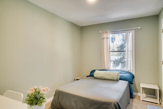 Building Photo - FOR RENT!!! STUNNING AND SPACIOUS SINGLE FAMILY HOME WITH LAKE VIEW...