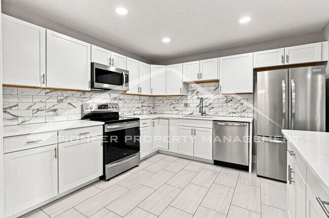 Building Photo - 1235 Scranton St