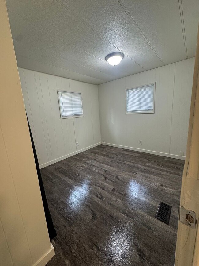 Building Photo - 2 BEDROOM 1 BATH MOBILE HOME FOR RENT