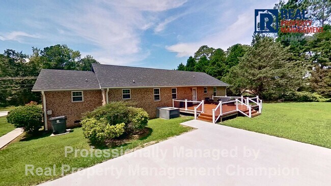 Building Photo - Spacious and Beautifully Updated 3 BD/2 BA Home on Large Lot