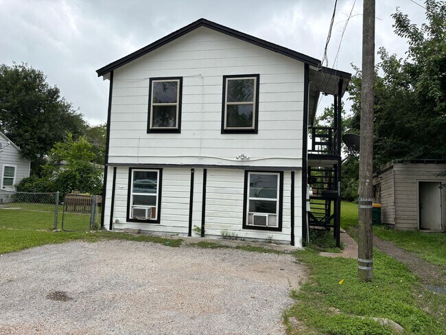 Building Photo - Your dream home awaits!