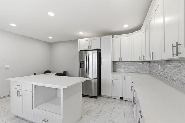 Building Photo - 336 W Palisade Ave