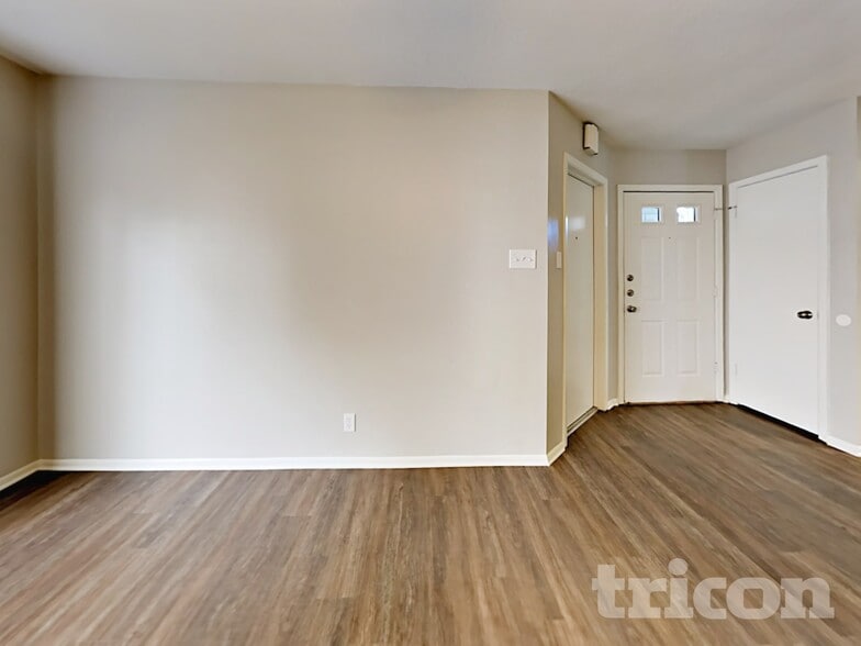 Building Photo - 7606 Chatsworth