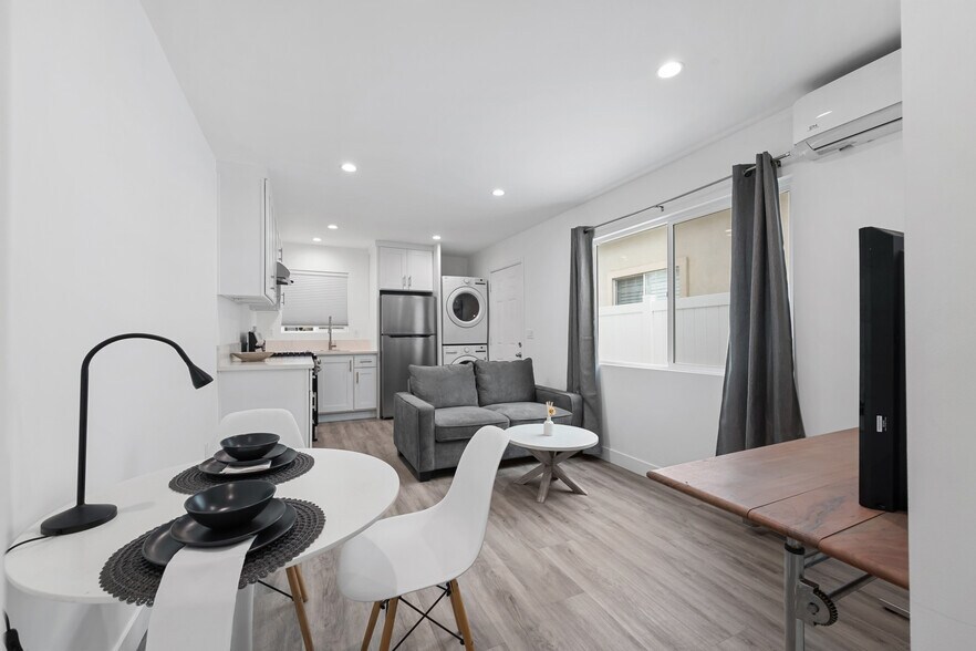 Building Photo - 18017 Collins St