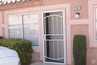Building Photo - Nice 1000 SF Townhouse for rent in gated c...