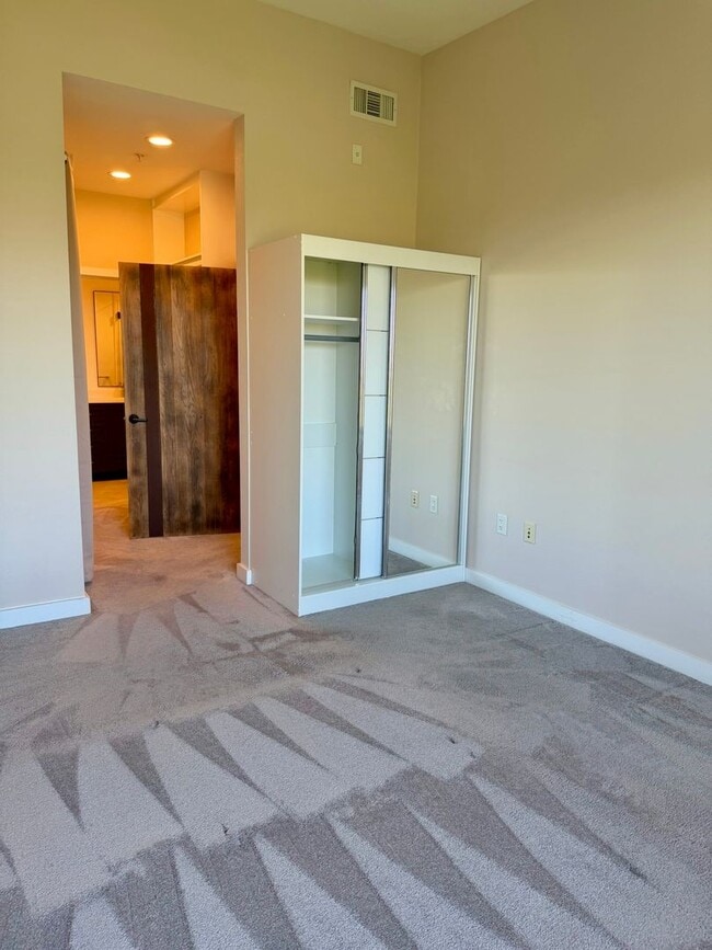 Building Photo - Corner Unit With Views