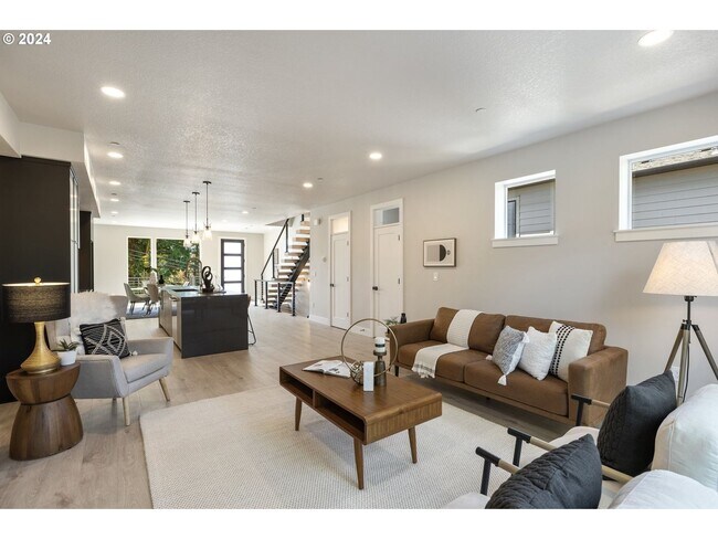 Building Photo - 617 SW Lobelia St