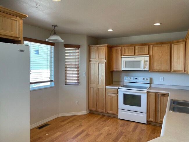Building Photo - Check out this 3 bedroom, 2 1/2 bath, 2 ca...