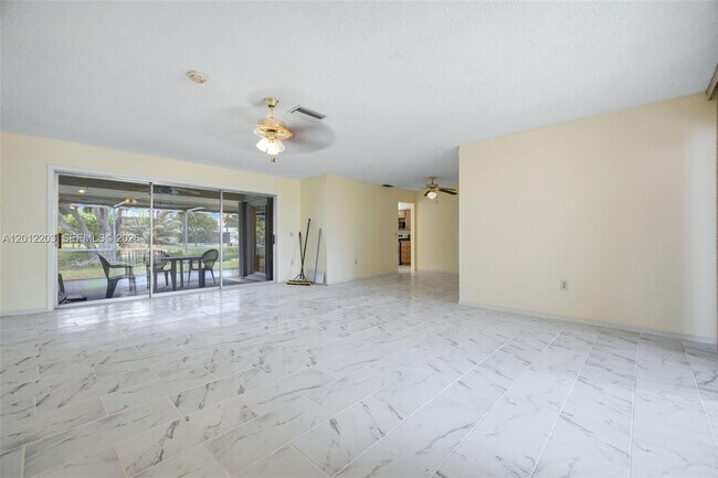 Building Photo - 920 NW 92nd Ave