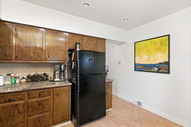 Building Photo - Stunning 5 Bedroom 2.5 Bathroom Home in Squirrel Hill