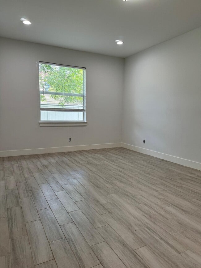 Building Photo - 1031 Mango Dr