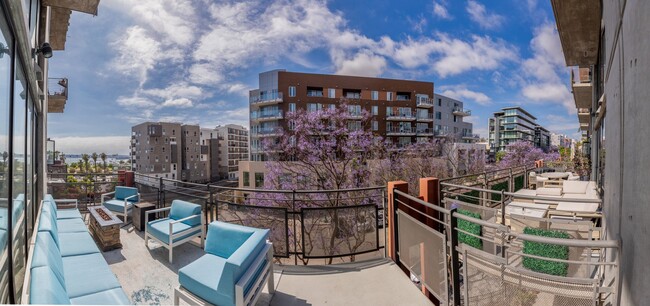 Building Photo - Little Italy, Loft Style 2bed 2bath 2 park...