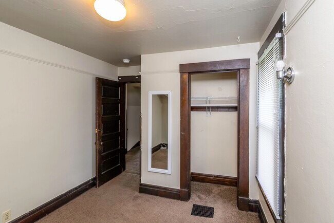 Building Photo - 831 Brookwood Pl