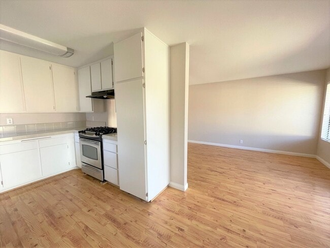 Building Photo - Updated Parkside Condo with Large Deck!