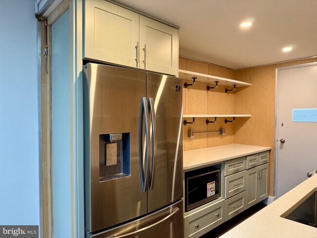 Building Photo - 10201 Grosvenor Pl