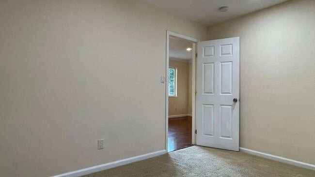 Building Photo - 960 Branham Ln