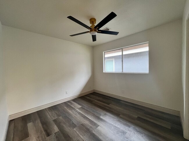 Building Photo - Riverside