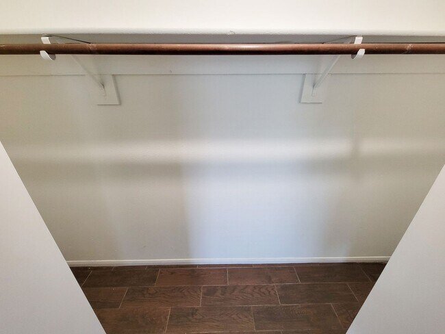 Building Photo - BEAUTIFUL 3 BEDROOM 2 BATH UPDATED HOME WI...
