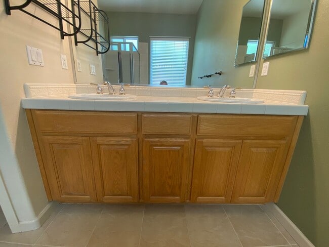 Building Photo - 4 bedroom in Paso Robles