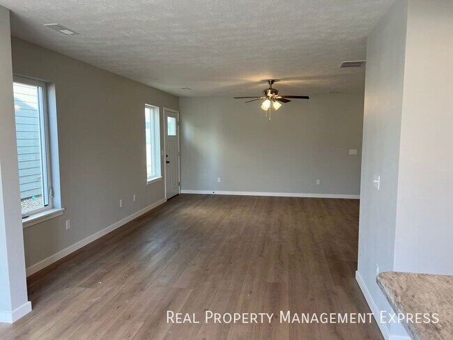Building Photo - 3 Bedroom 1.5 Bathroom Townhome