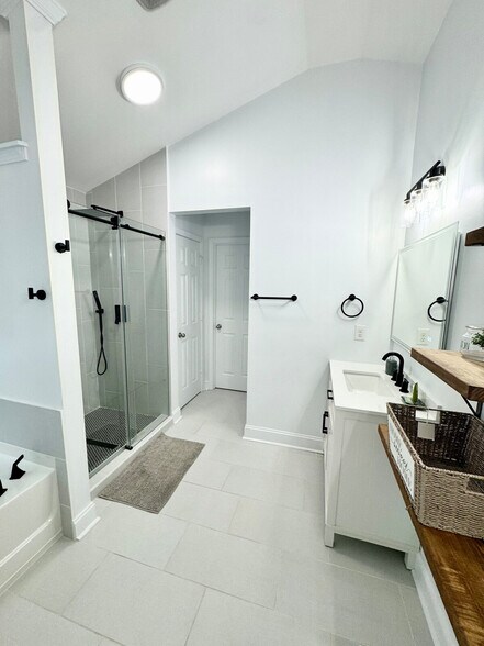 Building Photo - 6046 Barker Landing NE